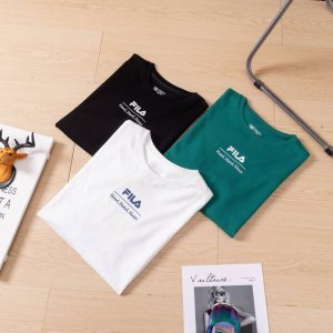 上新P140 2025Fila×V&A联名系列最新夏款短袖来袭…面料采用Fl纯棉定制面料，版型设计经过N次修版，最终完成！立体剪裁！上身舒适，有型！！帅气十足必