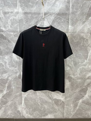 moncler蒙口 2025春夏新款高克重重磅圆领短袖出货啦！！ 春夏出门必备款 定制高克重纯棉面料 搭配当下流行重工工艺 做工走线精细 面料上身舒适 三标齐全