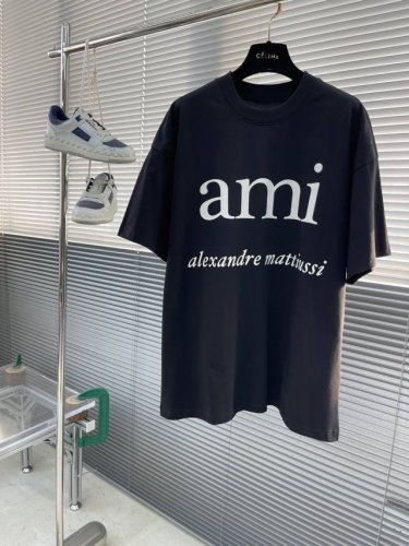 当下在时尚圈出镜率极高的法国休闲品牌Ami，以轻松随意的巴黎魅力为灵魂，独有的 De Coeur 字母爱心为标识，让众多明星达人都成为热衷的粉丝。 春夏新款设计