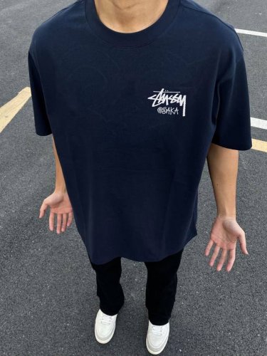 Stussy 斯图西大阪限定宽松圆领短袖T恤 男女同款 面料采用260G 双纱纯棉，做工规整，纹路清晰，穿着舒适！ 宽松版型男女都能驾驭品质随意对比自留主推墙裂