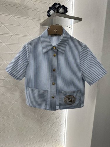 fend*2025新品上架 条纹短袖衬衫短裤套装 定制Yb斜纹全棉材质 柔软亲肤 舒适不易皱 短袖衬衫短裤套装 通体蓝白条纹交替 风格清爽文艺 配合短款版型露腰