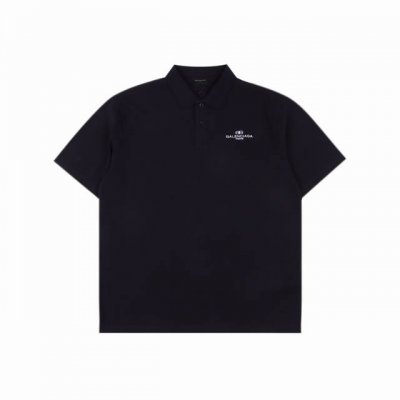 balenciaga 巴黎世家 锁扣刺绣短袖Polo衫 当日夜界限被数据流溶解，这件珠地棉Polo便成了穿梭于虚拟董事会的战甲。珠粒织纹以0.3Mm精密蜂巢矩阵