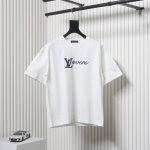 louis Vuitton 路易威登 25Ss 硅胶菲董字母Logo短袖面料采用定制240G 26支特滑双股精棉平纹高密无尘全棉布料。前幅高密度加厚，走线平整，