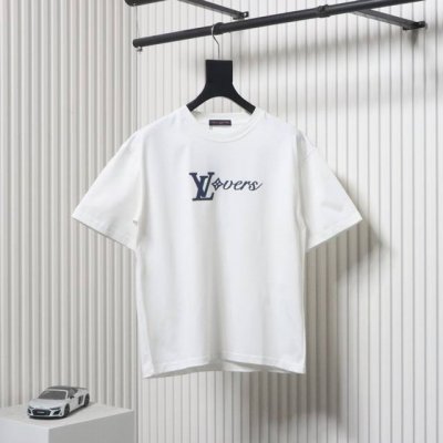 louis Vuitton 路易威登 25Ss 硅胶菲董字母Logo短袖面料采用定制240G 26支特滑双股精棉平纹高密无尘全棉布料。前幅高密度加厚，走线平整，