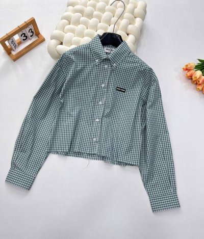 miumiu2025Ss新款格纹刺绣衬衣，定制Yb进口棉府绸材质 柔软亲肤 舒适不易皱 长袖短款衬衣 开发 对色对格草绿色系格纹元素 翻领长袖衬衫配合胸前字母徽