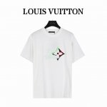 louis Vuitton 路易威登 彩色渐变Logo牙刷绣短袖T恤 衣柜必不可少的一件单品。整体效果堪称极致， 胸前立体彩色Logo牙刷绣花工艺， 牙刷绣花是