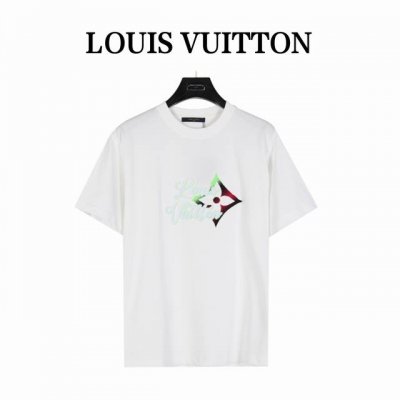 louis Vuitton 路易威登 彩色渐变Logo牙刷绣短袖T恤 衣柜必不可少的一件单品。整体效果堪称极致， 胸前立体彩色Logo牙刷绣花工艺， 牙刷绣花是