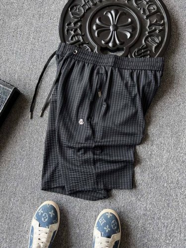 专柜顶级原单 人气爆款 Moncler 蒙口专柜新品冰氧鱼骨纹短裤 恒隆在售万元级 款号 3622 moncler家今年最新研发冰氧锦棉鱼骨纹面料 拿到手摸起来