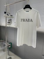 prad 2025夏季新款短袖T恤，特色的金属贴珠工艺，个性艺术系列全网独家首发 百搭款细节处理完美240克纯棉面料十分精致 原版面料 网红明星同款高版本 高品
