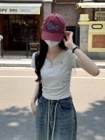露露Lululemon 一包两件自由搭配 属于夏天的小性感！颜值逆天的V领小蛮腰短袖来啦！Lulu春夏新款V领款小蛮腰立体腰线短袖，高弹力短袖上衣！绝对服Lul