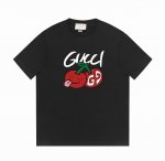 gucci古驰24Ss夏季系列 G家趣味樱桃标识字母印花T恤 -采用双纱纯棉250G 面料颜色定制定染 不缩水不退色 手感舒服 质感超强全套辅料.潮男潮女必备经