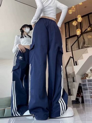 女生可选最小码阿迪达斯秋季三叶休闲阔腿裤，裤腿有松紧腰带可随意调节 运动裤休闲情侣男女同款长裤，阿迪达斯三条杠情侣款男女同款运动裤跑步健身长裤子青年宽松版型 整