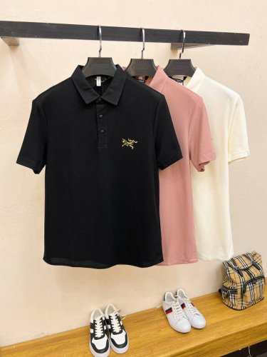 始祖鸟25Ss春夏新款翻领polo。精选天丝棉贡缎棉料，舒适细腻带来极佳的亲肤感，同时吸湿透气，方便打理。精工螺纹现织领口，修饰身形同时更不易变形，细节处体现精