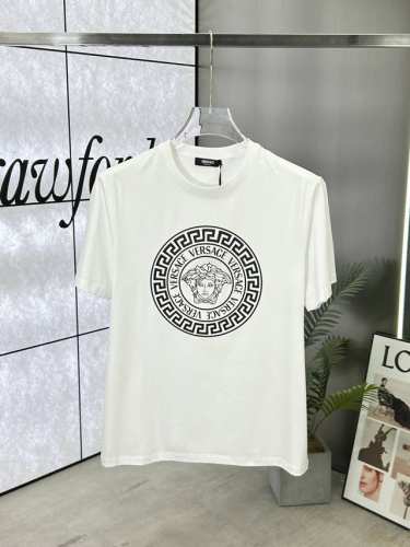versace 范思哲 25Ss春夏新品印花圆领短袖T恤，正面品牌字母标识印花设计，打造男士基本款单品，为男士衣橱注入新意。采用80支双股丝光棉面料制成，面料质