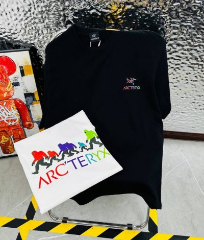 Arc‘Teryx 始祖鸟25夏季新款印花休闲宽松情侣款 短袖T恤D1013 细节:版本一比一复刻，吊牌 领标 水洗。 面料：采用40织双纱320克面料，原版1