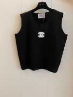 ccvintage新款针织无袖马甲背心 采用透气纱线 春夏秋三季皆宜 宽松廓形包容身型 圆领设计修饰脖颈线条 可叠穿衬衫 T恤打造层次感 搭配裤装裙装尽显时髦气