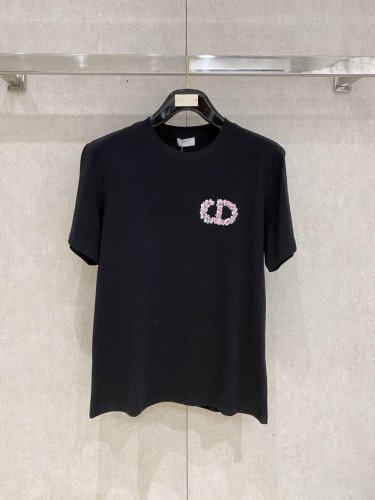 迪*Dior 25Ss春夏新款首发专柜最新款短袖圆领T恤 手绘工艺 高端订制 设计前卫时尚！品牌Logo重工艺设计 高端定制240克面料.手感柔软.穿着舒适.专