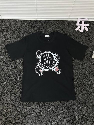 Moncler蒙口男女同款户外运动吸汗透气宽松休闲简约纯色时尚百搭胸前可爱Logo小人印花Logo短袖T恤 - 衣橱里的 万能时尚单品 非蒙口这款T恤莫属 可爱