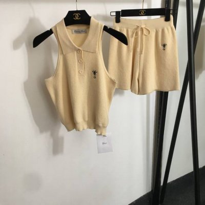 款号20252124 Dio*新款套装，Cd小蜜蜂刺绣翻领针织背心+短裤，杏色，黑色， 均码；胸围76，衣长46；腰围54弹力，长36