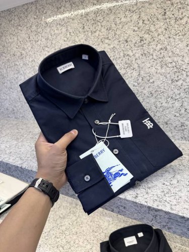Bbr博柏利25 Ss 四季全年常穿衬衣高货质专柜款 立挺亲肤有光泽 彰显高雅格调 天然彩贝纽扣作为点睛之笔 于细节处体现优雅不凡 独特的领钉设计 衬托出独一无