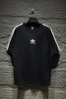 款号：5031#P120 balenciaga 联名Ad刺绣短袖 os版型真的很迷人 巴黎世家联名也真的是绝绝子 每一季新品版型都做到极致 实穿度很高，随意搭都