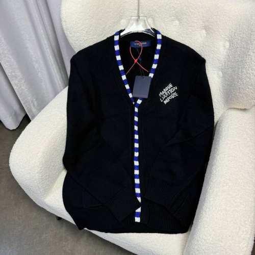 Louis Vuitton路易威登 1V*秋冬新品 简约领针织开衫 经典独特定制的内扣加手工串珠修边 独家定制澳大利亚美丽诺羊毛 羊毛织物手感软糯顺滑 奶油一般
