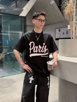 巴黎世家 2025春夏新款首发专柜最新款短袖圆领T恤 高端订制 设计前卫时尚！品牌Logo重工艺设计 高端定制丝光云朵棉面料.手感柔软.穿着舒适.专柜级别精致车