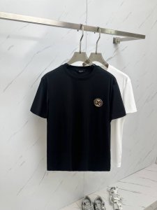 Gucci 2025Ss夏季最新品 专柜同步有售 原单狠货 时尚休闲圆领短袖T恤 上身舒适 吸睛而有亮点 采用进口原版面料 顶级工艺字母图案Logo 简单而不失