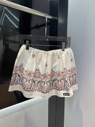 miu Miu25早春新款百褶裙～气场十足 色系拼的具有极高的纯净度 宛如自带显白滤镜，简洁明了且通透 最经典的颜色之一，静奢穿搭必备 散发神秘与个性 且易于搭