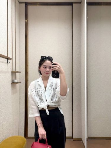 ma乄专柜盛夏新品 丨防晒衫优雅知性女人味穿搭 精致的刺绣图案 简单又大气 面料成分： 100%苎麻 颜色：白色 黑色 尺码：S M L Xl 肩宽：57 58