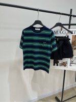 M蓝绿条纹口袋短袖T ，面料：全棉 颜色：蓝绿条纹 * ｜绿色条纹短袖T 25Ss春夏新款上新！ 绿色纹撞色徽标口袋短袖圆领T恤 简约闲适糅合复古摩登氛围 精密