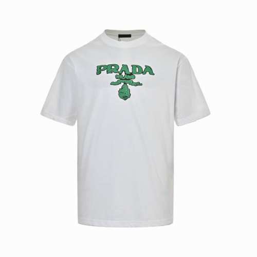prada 普拉达 25Ss 绿色字母Logo印花短袖 胸前用涂鸦形象展现经典三角Logo 采用260G棉质布料40支双纱面料 纺织密度高 垂感佳 不易变形 厚