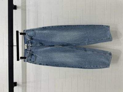 上新原单高端品质 Miumi*2025春夏最新系列！弯刀牛仔裤！定制进口斜纹棉牛仔材质 水洗柔软舒适 浅色系水洗工艺处理超级好看精细完美 后口袋字母刺绣彩烫钻设