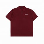 balenciaga 巴黎世家 锁扣刺绣短袖Polo衫 当日夜界限被数据流溶解，这件珠地棉Polo便成了穿梭于虚拟董事会的战甲。珠粒织纹以0.3Mm精密蜂巢矩阵
