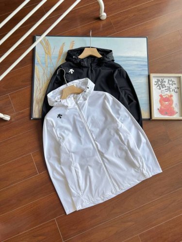 高品质 性价比超高！ 迪桑特Descente综训防晒服，重新定义了轻薄与防护的边界。超轻量化设计，薄如蝉翼，却拥有Upf70+的卓越防晒能力，为您抵御紫外线的侵