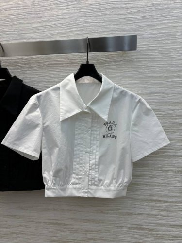 pd家 25春夏 Logo印花收褶短款衬衫+ 撞色拼接百褶半裙 炫酷的超A的一套 小翻领设计 短款版型剪裁 胸前撞色的小字 又A又飒又辣妹 纯棉面料 一色Sml
