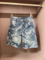 Lv 2025Ss夏季新款男士休闲牛仔短裤，高端版本！专柜定制面料 透气舒适度高，细节无可挑剔，品牌元素设计理念，体现高品质。手感细腻柔软！呈现休闲裁剪，上身版