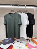 主推 Burberry 2025春季独家专供新款秘巴宝莉潮男时尚休闲短袖T恤。春季新款圆领T恤，高端欧版原单潮流时尚精品！透气舒适度高，细节无可挑剔，品牌元素设