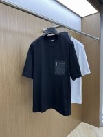 fendi 芬迪 2025新款提花拉链口袋圆领短袖T恤 Fendi经典T 低调奢华的时尚之选 这件Fendit恤，简约轮廓暗藏巧思。标志性Ff图案装点于个性口袋