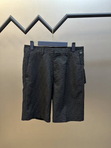 Fendi 全幅Ff短裤 定制墨韵提花亚麻绮罗面料 饰以Ff字母点缀全幅 以迷宫般的设计交织于短裤 双F字母提花 通过在织布过程中改变纱线的交织方式 形成双F字