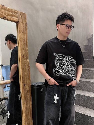 巴宝莉 2025春夏新款首发专柜最新款短袖圆领T恤 高端订制 设计前卫时尚！品牌Logo重工艺设计 高端定制丝光云朵棉面料.手感柔软.穿着舒适.专柜级别精致车线