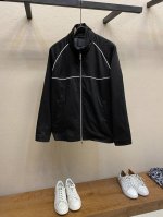 新品外套批380/件，裤子220/条，Prada、立领简约运动拉链夹克 立体修身的裁剪设计，上身效果非常出众，整体的版型配置更是恰到好处，即可修身有度又不会显得