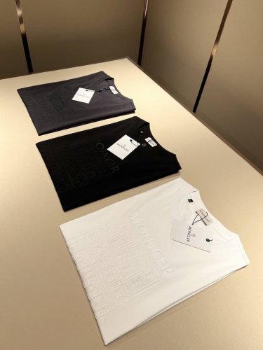 Moncler蒙家 2025春夏最新男女同款贸易订单短袖T恤，全品相！！网红款！采用Logo图案压胶设计！上身舒适透气，不僵硬，整体有着丰富的立体感，品质出口订