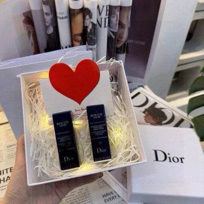 dior千鸟格999丝带720礼盒 高定礼盒 情人节对爱的人大胆表白。丝毫不掩饰自己心中的爱意，只想让自己的心声被对方所聆听。这才是彻底而完整的爱的抒怀。 这些
