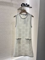 thom Brown*2025新品上架 钩花肌理针织背心裙 定制Yb羊毛纱线织造 柔软亲肤 舒适有型 有明显针织料质感更显份量 圆领针织背心裙剪裁 领口恰当露肤