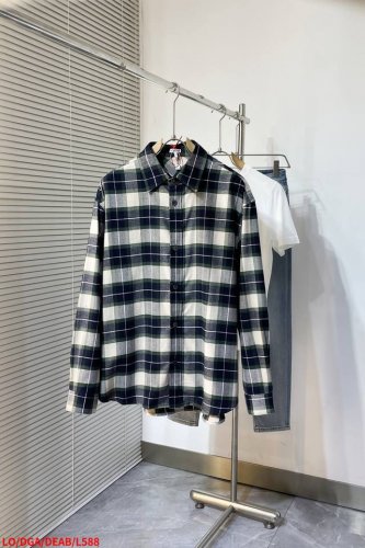 L588 Lo罗意威 格纹皮革拉链外套 定制经32道缩绒工艺的法兰绒面料，全幅饰以格纹图腾，以建筑般的精密线条纠缠，衣领和袖口兼饰以皮革，植入品牌标志性元素而不