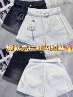 称霸夏日的短裤-这款爆款亮片细闪短裤别错过！黑与白双色经典百搭，亮片与细闪元素点缀，瞬间打破单调，自带吸睛属性。腰部别致挂饰，增添俏皮感。版型利落，修饰腿型。无