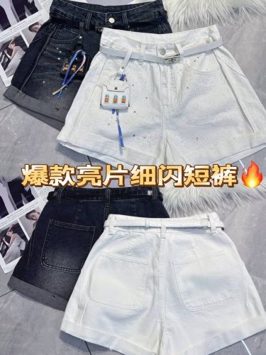 称霸夏日的短裤-这款爆款亮片细闪短裤别错过！黑与白双色经典百搭，亮片与细闪元素点缀，瞬间打破单调，自带吸睛属性。腰部别致挂饰，增添俏皮感。版型利落，修饰腿型。无