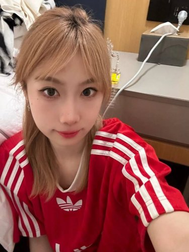 上新 Adidas阿迪达斯古着限定丝绸球衣红色短袖T恤 谁懂阿迪球衣的含金量实在太好看啦 Ad球衣谁穿谁是纯情女高 少女感满满！ 很有美式的感觉 单穿还是叠穿个