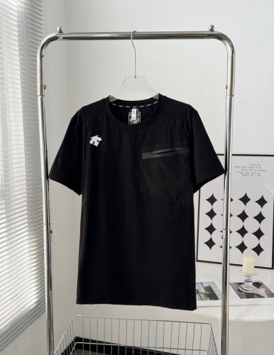 801# 迪桑特 Descente 圆领轻量化系列的冰丝运动短袖T恤 户外飞禽单品！ 性价比一步到位！！！ 用的都是功能性面料！ 轻量化 速干 透气！ 款式简约